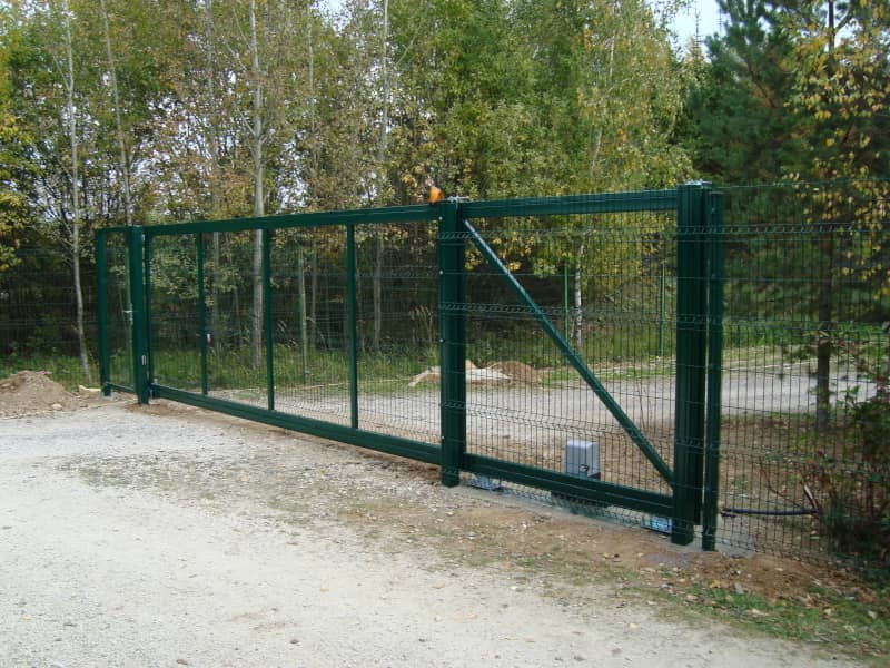 Сетчатый забор DoorHan в Бийске с установкой