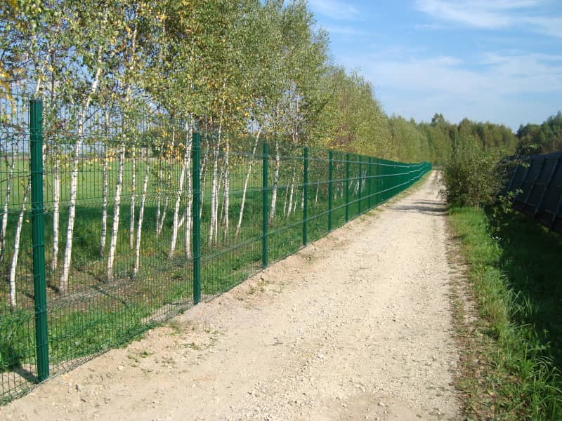 Сетчатый забор DoorHan в Бийске с установкой