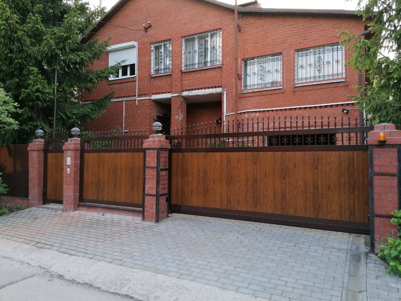 Уличные ворота DoorHan в Бийске с установкой