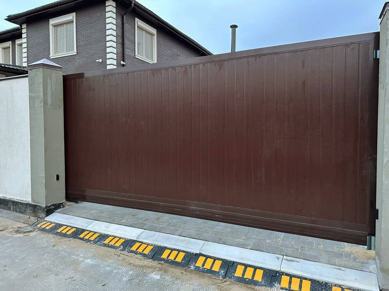 Уличные ворота DoorHan в Бийске с установкой